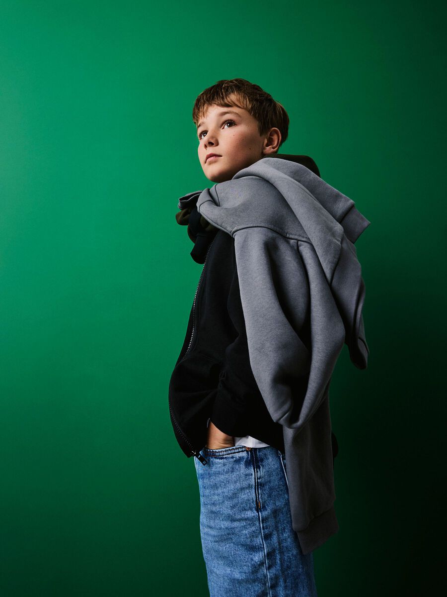 Hvad er forskellen mellem en hoodie og en sweatshirt? og hvad betyder det?